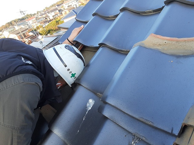 瓦の下地を確認します